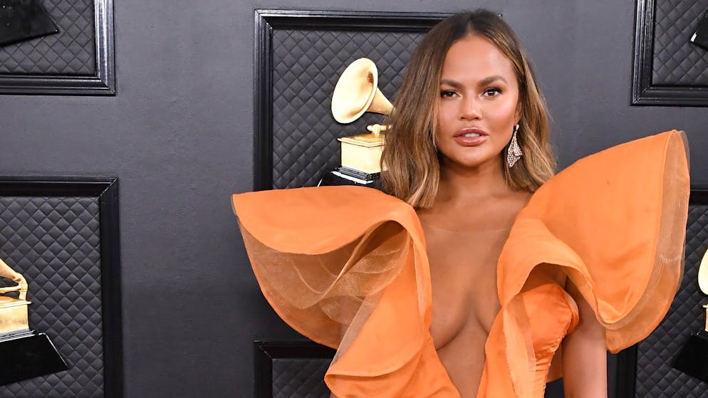 Kolumne am Mittag. Chrissy Teigen hat ihre echten Brüste wieder