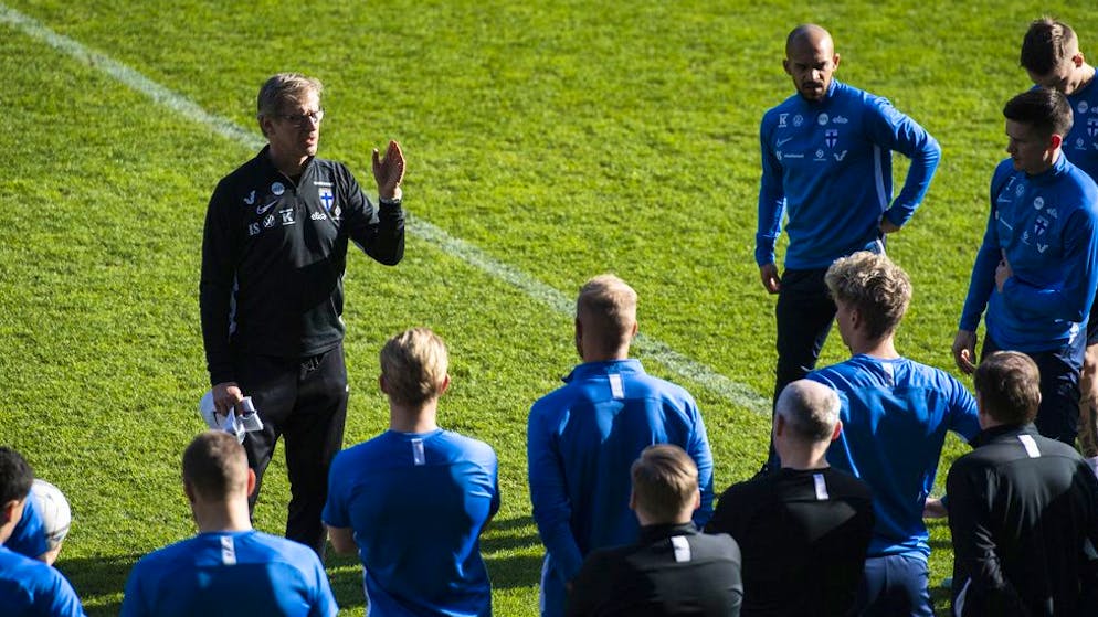 Finlands head coach Markku Kanerva, left, speaks to his team prior a friendly soccer match between Switzerland and Finland, at the Kybunpark stadium in St. Gallen, Switzerland, Tuesday, March 30, 2021. (KEYSTONE/Gian Ehrenzeller).