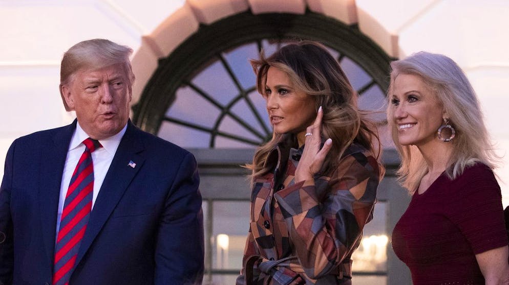 US-Präsident Donald Trump mit seiner Frau Melanie und Beraterin Kellyanne Conway (r.), die den Begriff «alternative Fakten» prägte.