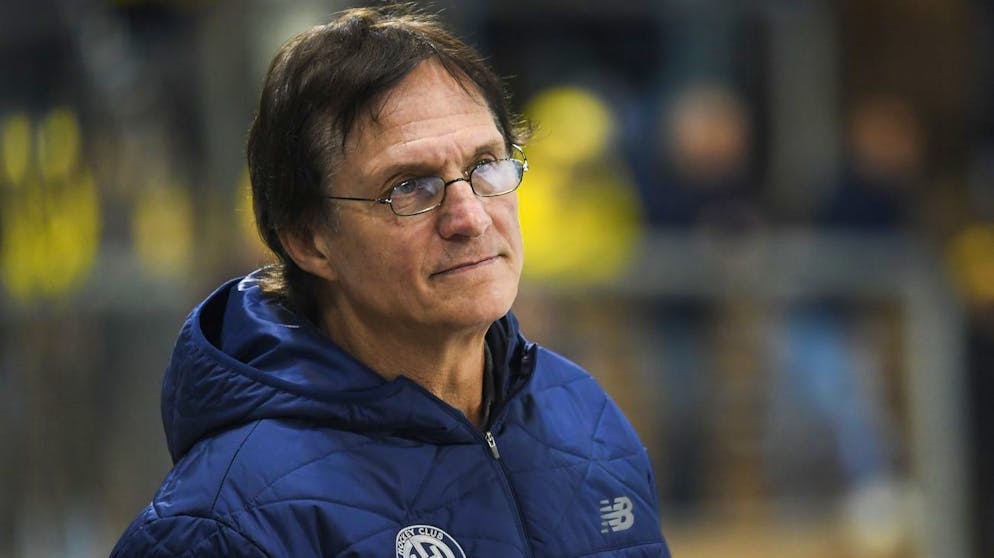 Davos' Cheftrainer Arno Del Curto, beim Eishockey-Qualifikationsspiel der National League A zwischen dem HC Davos und dem HC Fribourg-Gotteron am Dienstag, 2. Oktober 2018, in der Vaillant Arena in Davos. (KEYSTONE/Gian Ehrenzeller)
