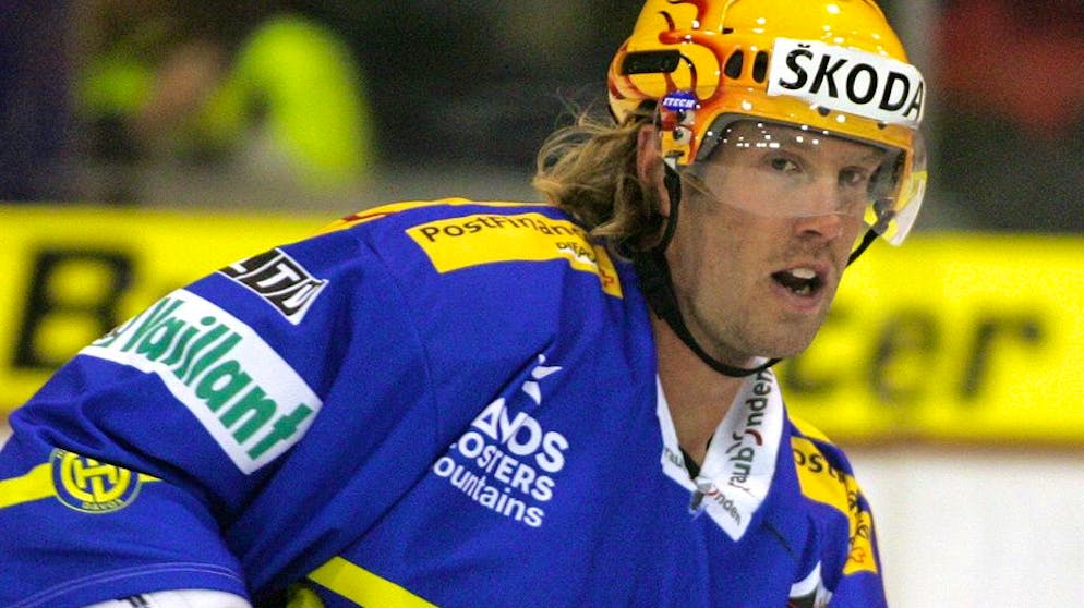 Der Davoser Joe Thornton spielt einen Pass, im Eishockey Nationalliga A Spiel zwischen Davos und Lausanne, am Dienstag, 26. Oktober 2004, in Davos. (KEYSTONE/PHOTOPRESS/Arno Balzarini)