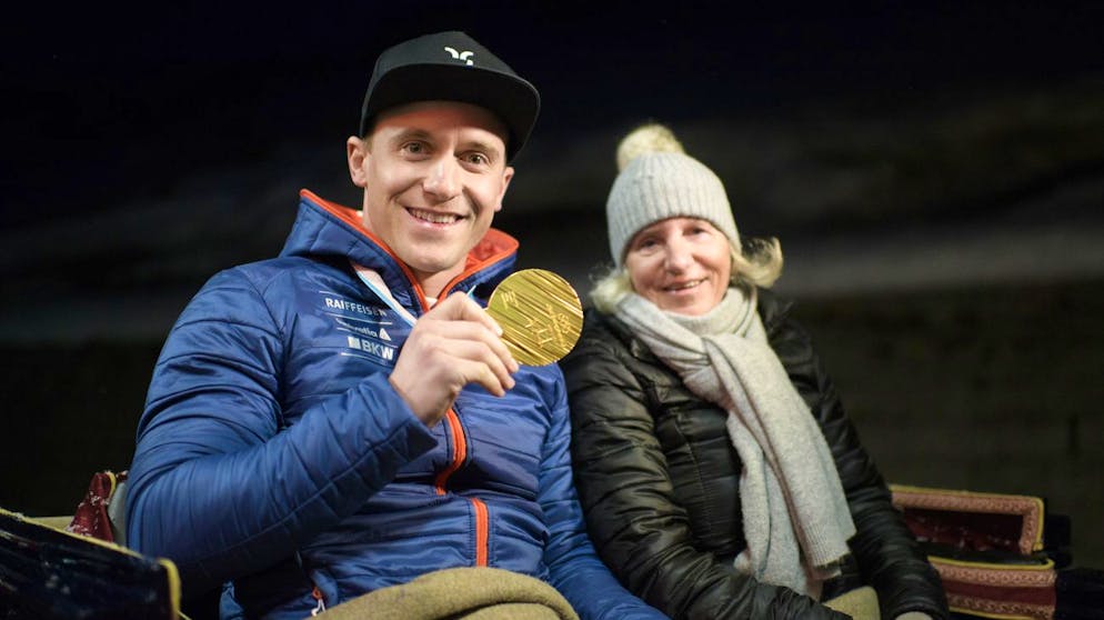 «Mein Vater und meine Mutter haben mit allen drei Kindern von Anfang an Gebärdensprache gesprochen»: Nevin Galmarini mit seiner Mutter Helen bei der Medaillenfeier nach seinem Olympiasieg 2018.