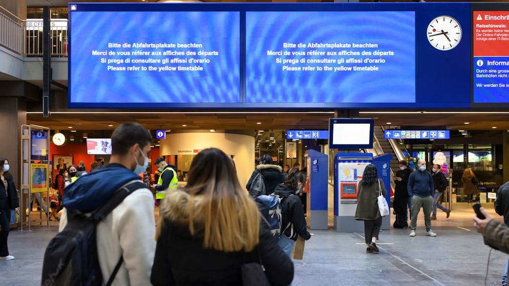 Die Bildschirme, welche die Zuege, Gleise und Abfahrtszeiten anzeigen sollten, sind wegen einer IT Stoerung bei den SBB ausser Betrieb, am Freitag, 19. Maerz 2021 im Bahnhof Bern. (KEYSTONE/Anthony Anex)