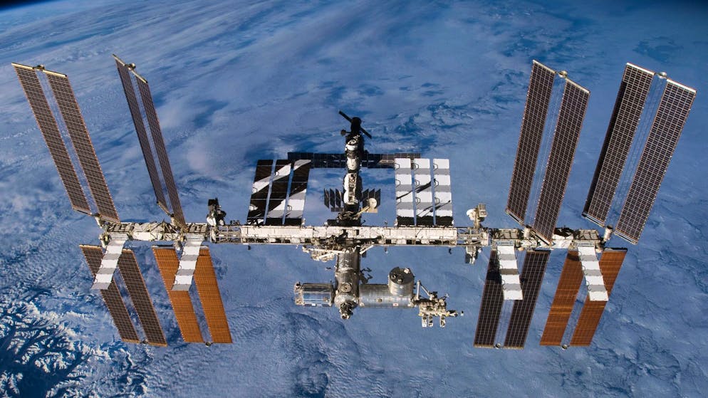 Die Internationale Raumstation (ISS) in der Erdumlaufbahn.