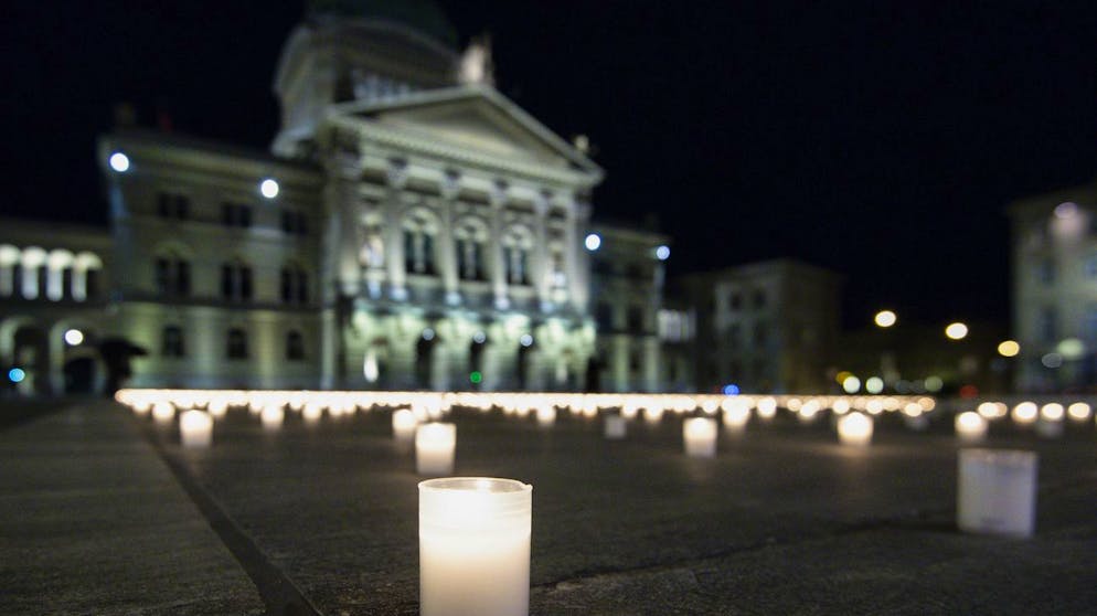 Activists light almost 9200 candles to commemorate the people who died of Corona in Switzerland, on Sunday, February 21, 2021, on the Bundesplatz, in front of the Federal Palace, in Bern, Switzerland. (KEYSTONE/Peter Schneider)