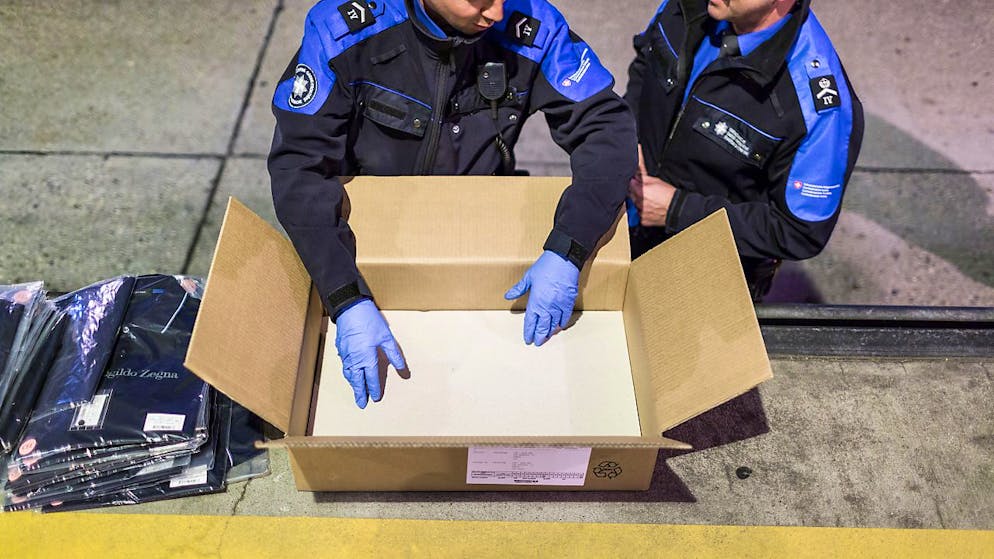 Mitglieder der Schweizer Grenzwache überprüfen ein verdächtiges Paket. 2020 wurden viel mehr Markenfälschungen entdeckt als das Jahr zuvor. (Symbolbild)