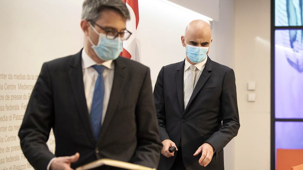 Bundesrat Alain Berset, rechts, und Lukas Engelberger, Praesident der Konferenz der kantonalen Gesundheitsdirektorinnen und -direktoren (GDK) erscheinen an einer Medienkonferenz zur Covid Pandemie, am Donnerstag, 4. Maerz 2021, in Bern. (KEYSTONE/Peter Schneider)
