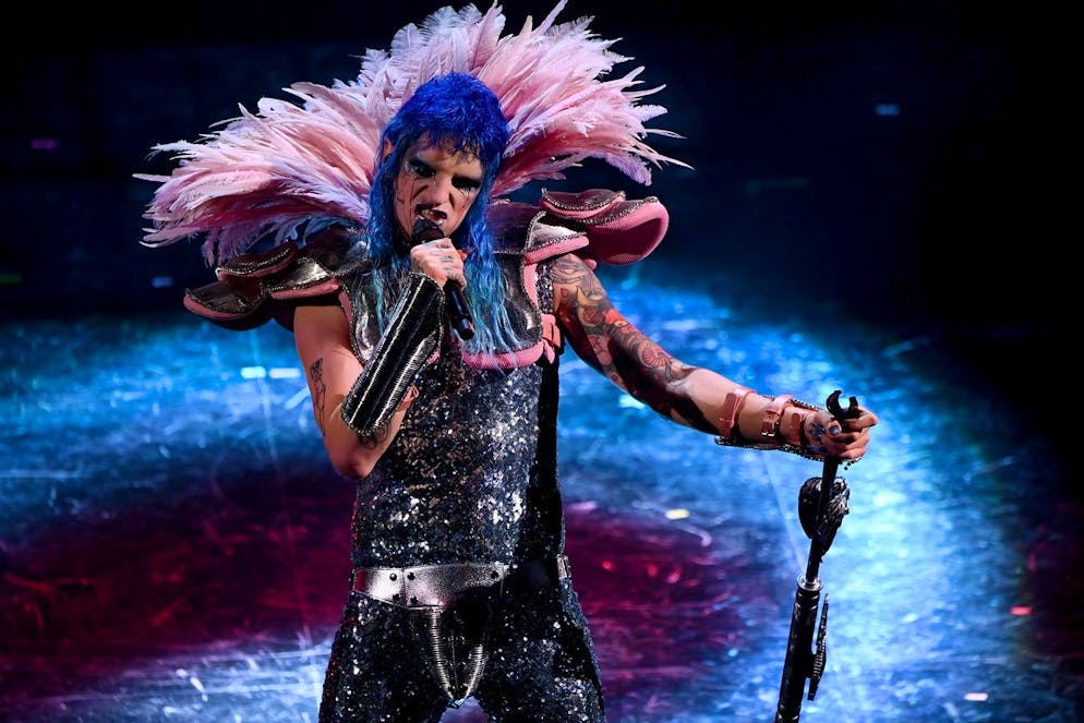 epa09047529 Italian singer Achille Lauro performs on stage at the Ariston theatre during the 71st Sanremo Italian Song Festival, in Sanremo, Italy, 02 March 2021. The festival runs from 02 to 06 March 2021. EPA/ETTORE FERRARI