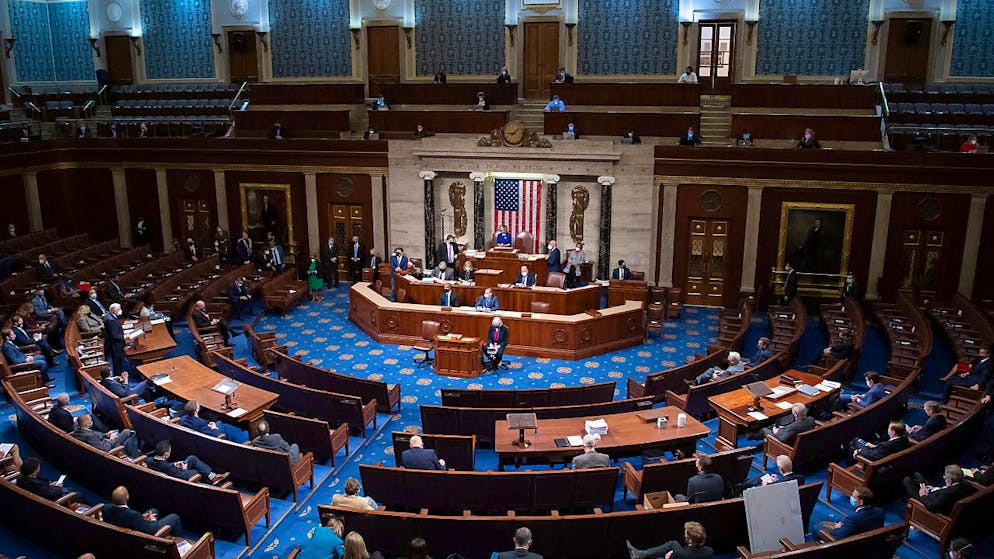ARCHIV - Nancy Pelosi, Sprecherin des Repräsentantenhauses, leitet eine Sitzung im Kapitol. Foto: Saul Loeb/Pool AFP/AP/dpa