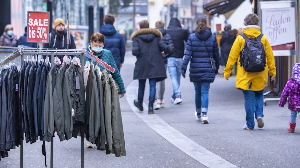 Die Geschaefte aller Art sind in der Altstadt von Luzern wieder geoeffnet, anlaesslich der Wiedereroeffnung der Geschaefte, am Montag, 1. Maerz 2021, in Luzern. Kleiderlaeden duerfen in der ersten Etappe zur Lockerung aus dem Lockdown durch den Bundesrat am 1. Maerz wieder oeffnen. (KEYSTONE/Urs Flueeler)
