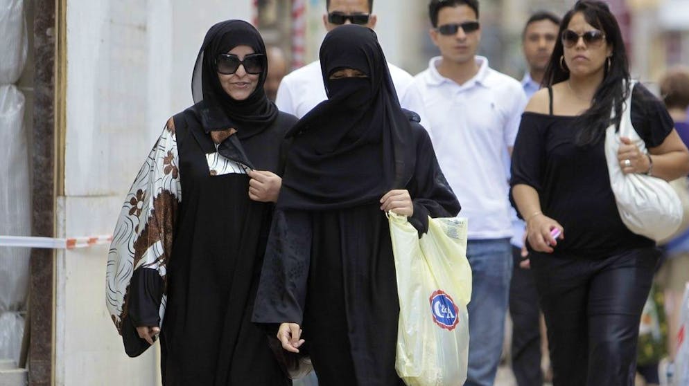 Two veiled women walk on the street, in Geneva, Switzerland, Monday, August 3, 2010. (KEYSTONE/Salvatore Di Nolfi)