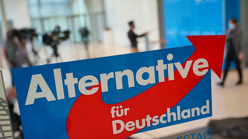 Das AfD Logo am Eingang zum Fraktionssaal der AfD im Deutschen Bundestag. Foto: Michael Kappeler/dpa