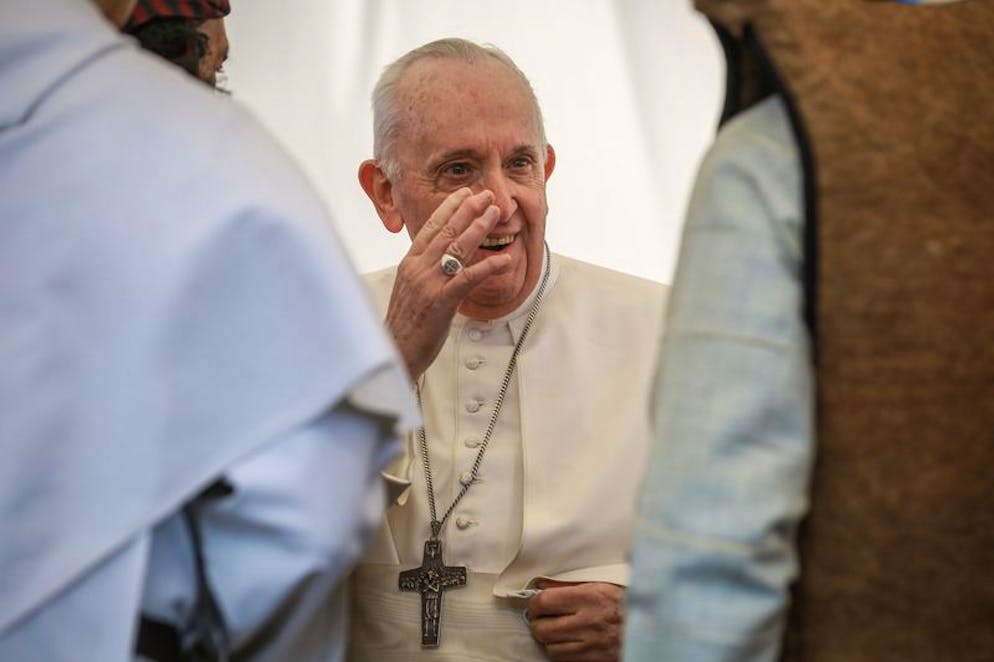 06.03.2021, Irak, Nasiriyah: Papst Franziskus (M) nimmt an einem interreligiösen Treffen im sumerischen Stadtstaat Ur teil. Der Stadtstaat Ur wird in der Bibel als Heimat des Propheten Abraham erwähnt, dem Vater der drei monolithischen Glaubensrichtungen Judentum, Christentum und Islam. Nach dem Treffen mit Al-Sistani nimmt Franziskus am zweiten Tag seiner Irakreise zum nächsten religiösen Höhepunkt des Tages in der archäologischen Ausgrabungsstätte von Ur teil. Foto: Ameer Al Mohammedaw/dpa +++ dpa-Bildfunk +++