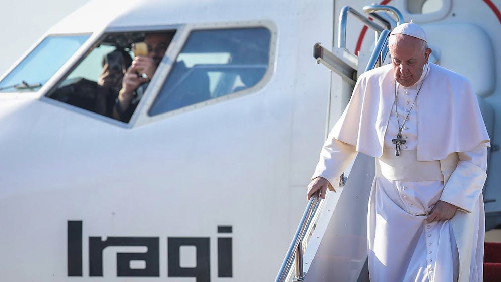 Papst Franziskus (l) kommt am internationalen Flughafen vor seinem Treffen mit dem Präsidenten der Region Kurdistan an. Foto: Stringer/dpa