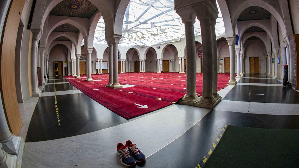 The markings for the social distance on the floor is pictured at the Geneva Mosque, also known as the Petit-Saconnex Mosque, prior the first pray during the reopening of the Mosque, amid the ongoing pandemic of the coronavirus COVID-19, in Geneva, Switzerland, Monday, June 1, 2020. (KEYSTONE/Salvatore Di Nolfi)