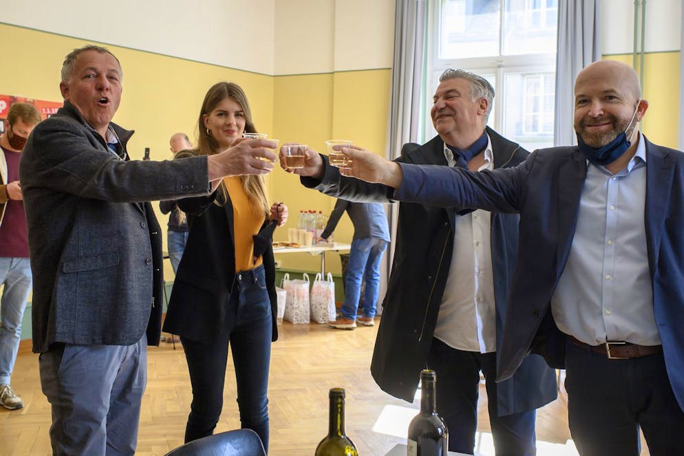 Willy Cretegny, Initiator, Ronja Jansen, Praesidentin JUSO, Josef Zisyadis, Co-Praesident Slow Food, Nationalrat Nicolas Walder, GP-GE, jubeln nach den Hochrechnungen der Abstimmungen, zum des Stop Palmoel Komitees, im Progr, in Bern, am Sonntag, 7. Maerz 2021. Das eidgenoessische Stimmvolk hatte am Sonntag ueber drei Vorlagen zu bestimmen: Volksinitiative ?Ja zum Verhuellungsverbot?, Bundesgesetz ueber elektronische Identifizierungsdienste (E-ID-Gesetz) und Wirtschaftspartnerschaftsabkommen mit Indonesien. (KEYSTONE/Anthony Anex)
