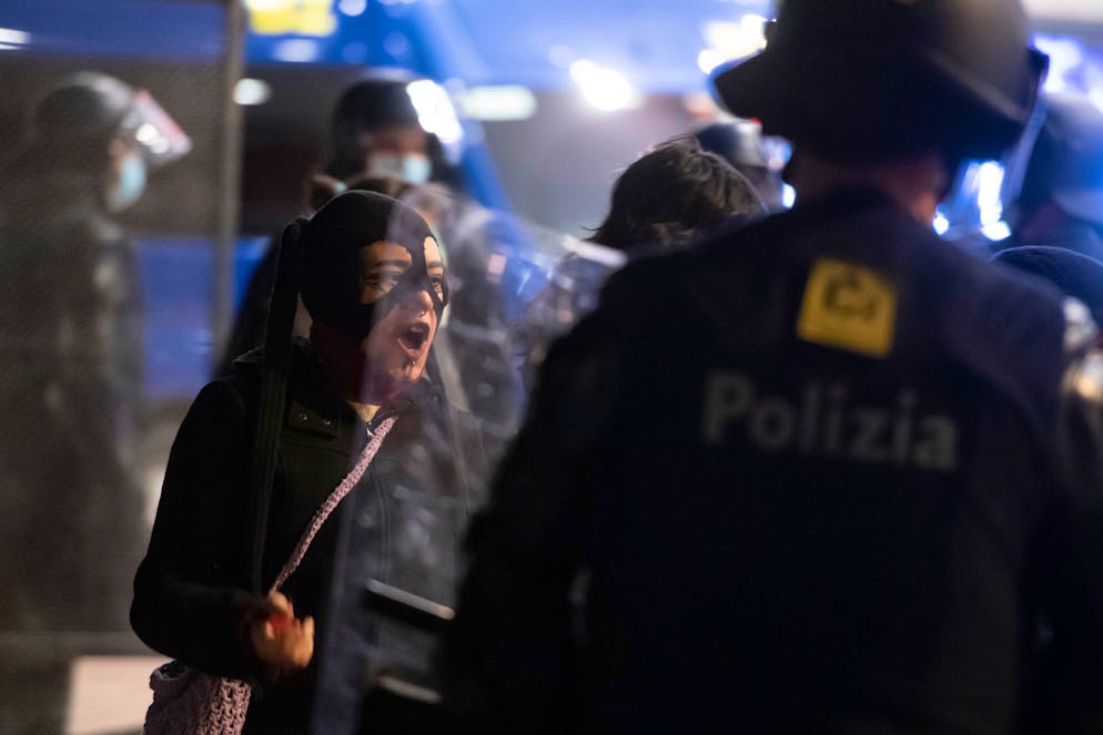 Lugano: manifestazione contro razzismo e islamofobia. Nella foto un momento durante la manifetazione interrotta dalle forze dell'ordine. 
© Ti-Press / Pablo Gianinazzi