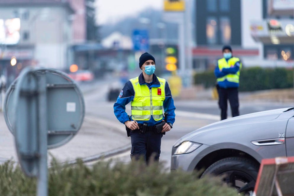 Stabio: allarme bomba dogana Gaggiolo. Nella foto polizia e guardie di confine impegnate nella deviazione del traffico sulla strada cantonale da Stabio verso la dogana del Gaggiolo per un allarme bomba sul lato italiano del confine di Stato. © Ti-Press / Francesca Agosta