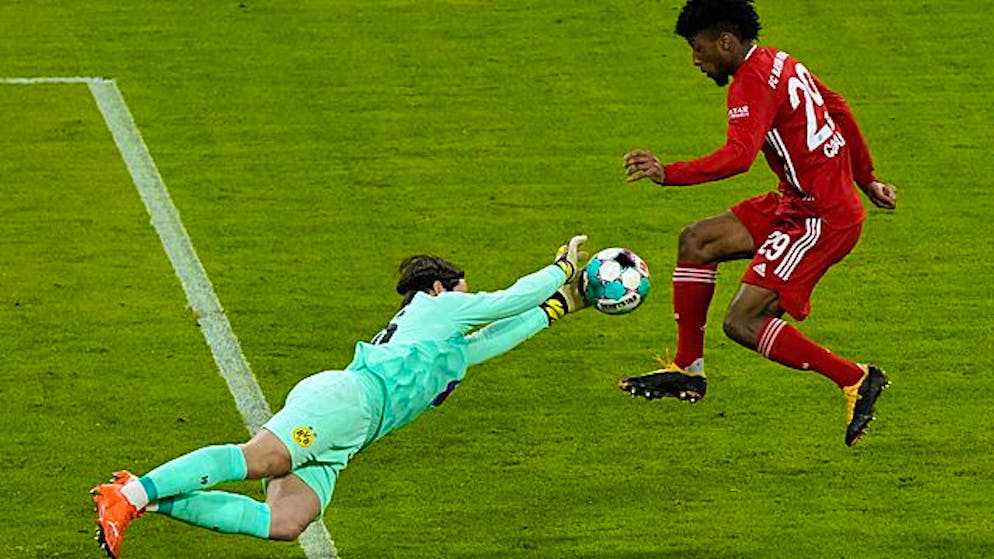 Hitz lässt einen Ball nach vorne abprallen und klärt dann mirakulös.