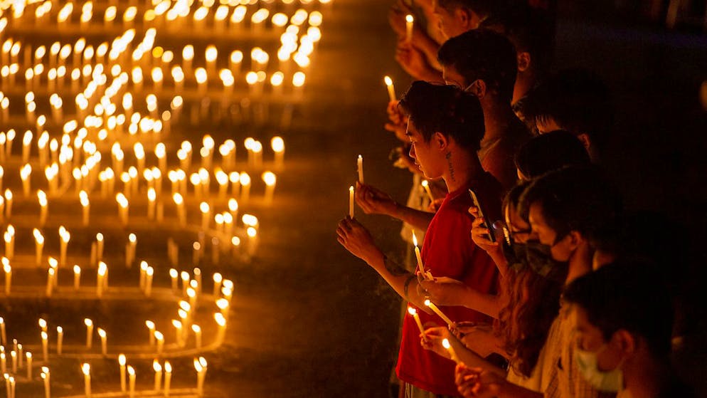 dpatopbilder - Demonstranten halten Kerzen in der Hand, um für die Opfer der Militärgewalt zu beten. Foto: Thuya Zaw/ZUMA Wire/dpa