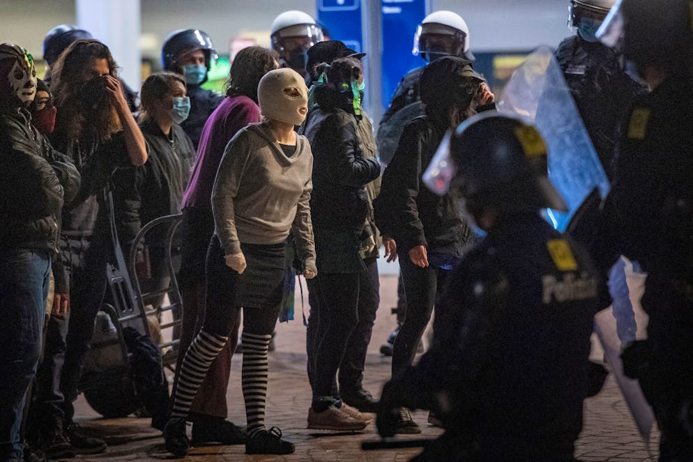 Lugano: manifestazione contro razzismo e islamofobia. Nella foto un momento durante la manifetazione interrotta dalle forze dell'ordine. 
© Ti-Press / Pablo Gianinazzi