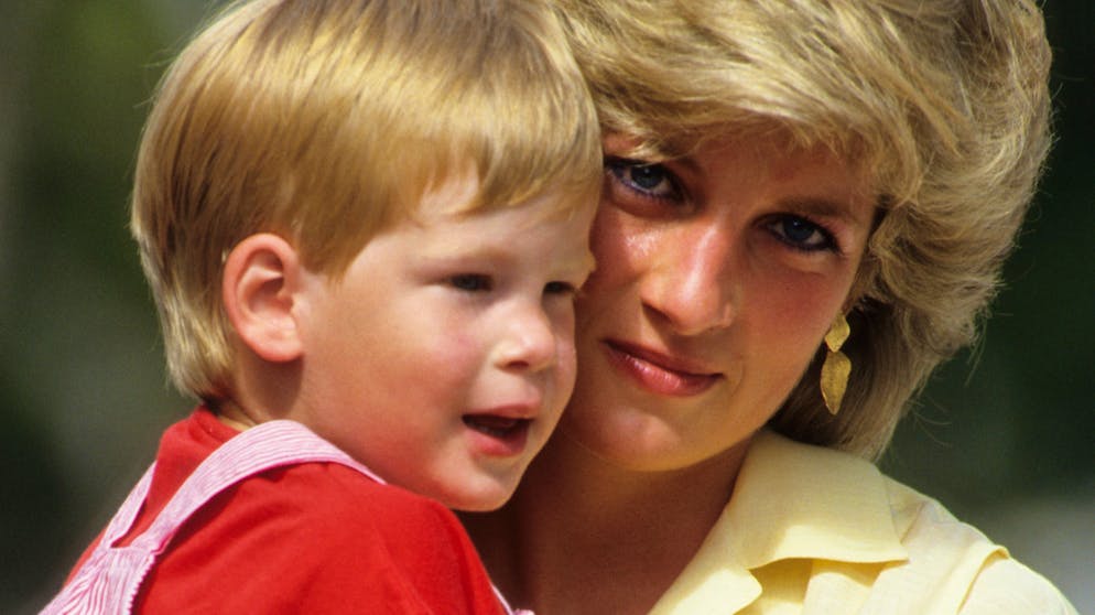 August 1987: Mama Diana mit Harry auf Mallorca.