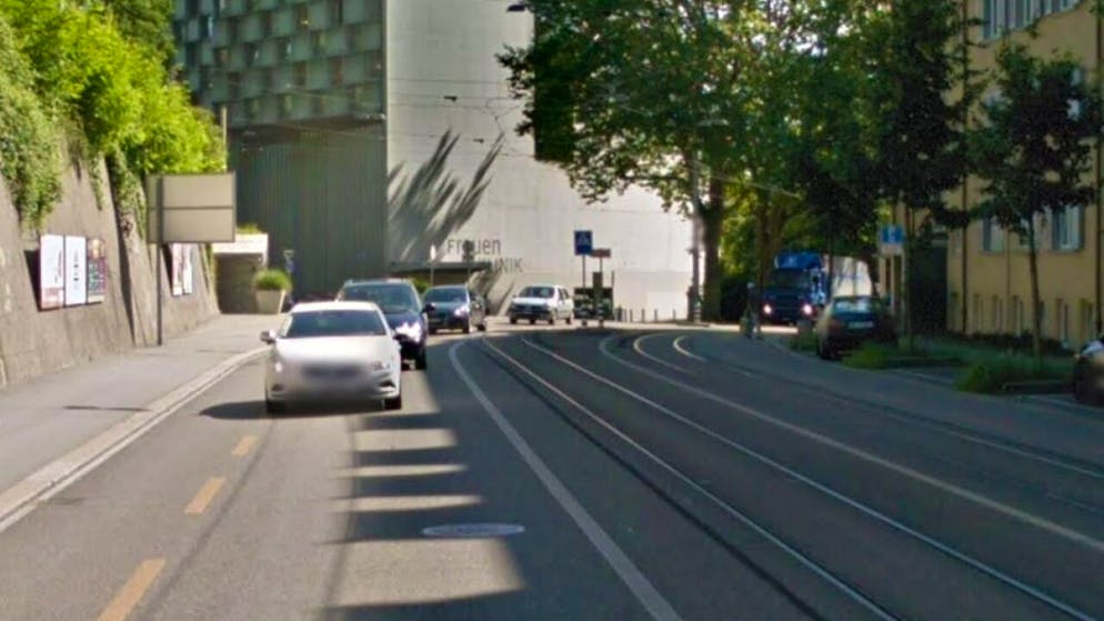 Auf Höhe der Berner Frauenklinik wollte der Velofahrer nach links abbiegen. Dabei kam es zur Kollision mit einem Tram.