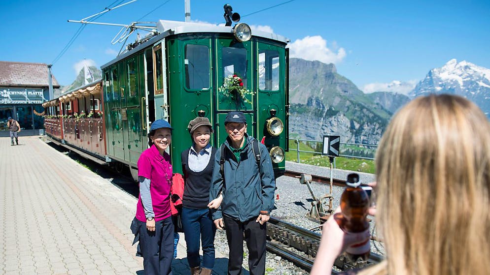 Touristen auf der Schynigen Platte: der Kanton Bern hat vorderhand einen Kredit für die Sanierung der historischen Bahn zurückgewiesen. (Archivbild)