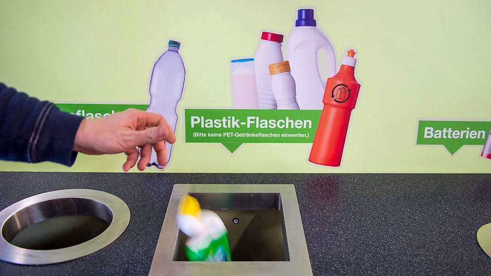 Recyclingstation für Plastikflaschen im Detailhandel: Das Parlament will, dass der Bundesrat getrennte Sammlungen von hochwertigen Kunststoffen vorschreibt. (Archivbild)