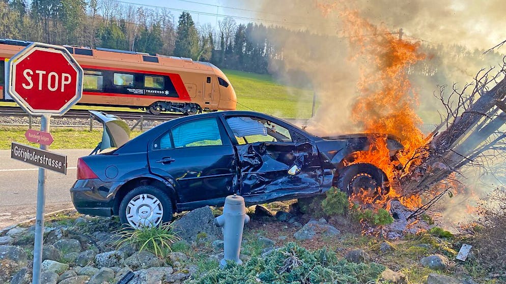 Nach der Kollision am Montagnachmittag in Sulgen TG prallte das Auto in einen Baum und begann zu brennen.