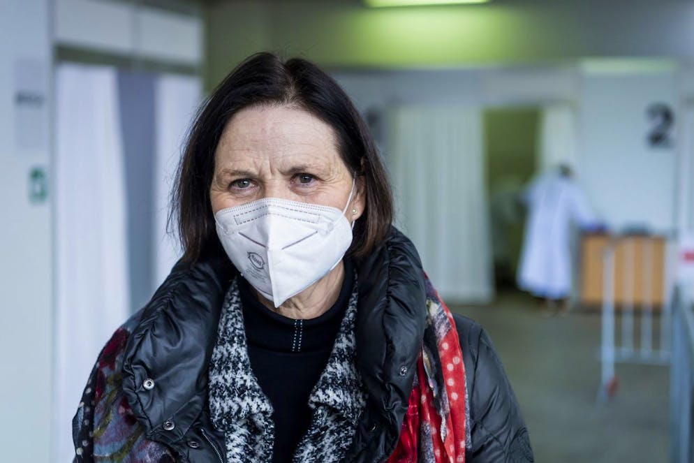 La conseillere d'Etat du canton du Valais Esther Waeber-Kalbermatten, visite le centre de vaccination de Sion lors de l'ouverture des centres de vaccination contre le Coronavirus (Covid-19) en Valais le mardi 2 fevrier 2021 a Sion. (KEYSTONE/Jean-Christophe Bott)