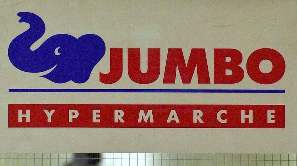 Le logo de l'hypermarche Jumbo photogaphier ce jeudi 05 Octobre 2000 a Geneve. Le retour de Carrefour en suisse, par le biais d'une societe commune avec le groupe Maus qui devrai donner une bouffee d'oxigene au marche helvetique de la distribution, Carrefour exploitera sous son enseigne dix Hypermarche Jumbo des 2001.(KEYSTONE Martial/Trezzini) ===ELECTRONIC IMAGE===