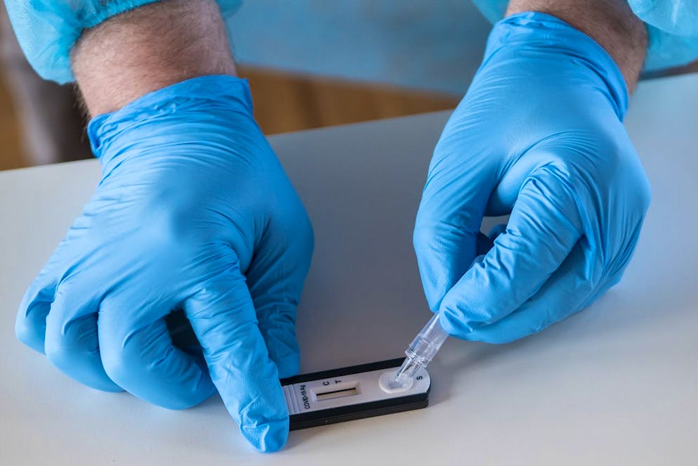 Un infirmier analyse un test rapide dans un centre de depistage du Covid lors de la crise du Coronavirus (Covid-19) durant les fetes de Paques le vendredi 2 avril 2021 au Mont-sur-Lausanne. (KEYSTONE/Jean-Christophe Bott)
