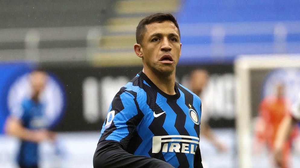 Inter Milan's Alexis Sanchez controls the ball during a Serie A soccer match between Inter Milan and Cagliari at the San Siro stadium in Milan, Italy, Sunday, April 11, 2021. (AP Photo/Luca Bruno)