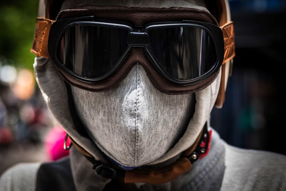 Vietnams Strassen-Ninjas. Obwohl Männer mit blasser Haut in der Vergangenheit nicht dem Schönheitsideal entsprachen, widerspiegelte es immerhin ihren Status als Gelehrte. «Weissgesichtiger Studenten-Look» ist häufig die Referenz für Männer, welche sich auf ihr Studium konzentrieren konnten, anstatt im Freien zu arbeiten.