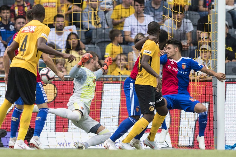 FCB-Torhüter Martin Hansen muss den Ball zum 0:1 passieren lassen, am Ende verliert Basel den Spitzenkampf gegen YB mit 1:7.