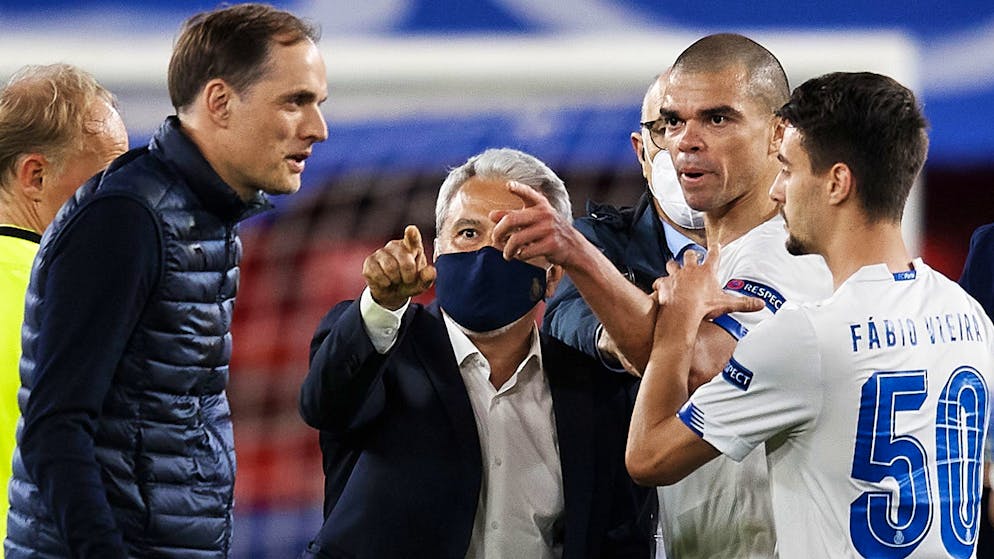 Pepe of Porto accusing Thomas Tuchel head coach of Chelsea during the UEFA Champions League Quarter Final Second Leg match between Chelsea FC and FC Porto at Estadio Ramon Sanchez Pizjuan on April 13, 2021 in Seville, Spain. Sporting stadiums around Spain remain under strict restrictions due to the Coronavirus Pandemic as Government social distancing laws prohibit fans inside venues resulting in games being played behind closed doors. (Photo by Jose Breton/Pics Action/NurPhoto via Getty Images)