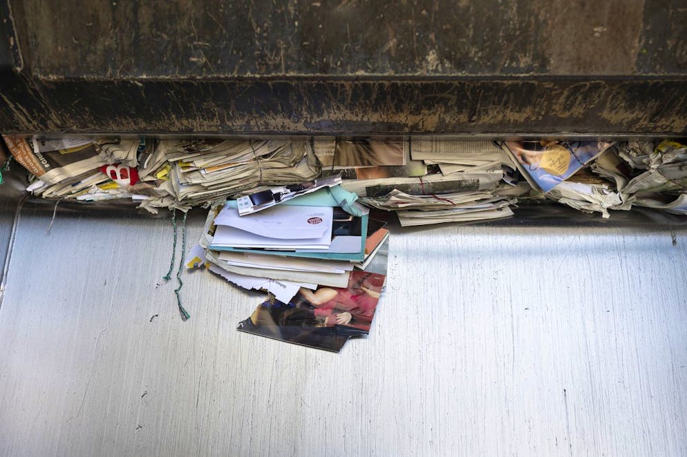 Paper in the avenge of the Entsorgung + Recycling (disposal and recycling) of the city of Zurich waste disposal vehicle on their paper collection tour in Zurich's 5th disctrict on September 20, 2019. In the city of Zurich, waste paper is forthnightly collected gratuitously by the ERZ. (KEYSTONE/Gaetan Bally)
Papier im Raechen des Entsorgungswagens der ERZ (Entsorgung + Recycling der Stadt Zuerich) auf der Papiersammel-Tour am 20. September 2019 im Zuercher Kreis 5. In der Stadt Zuerich sammelt die ERZ Altpapier zweiwochentlich gratis ein. (KEYSTONE/Gaetan Bally)