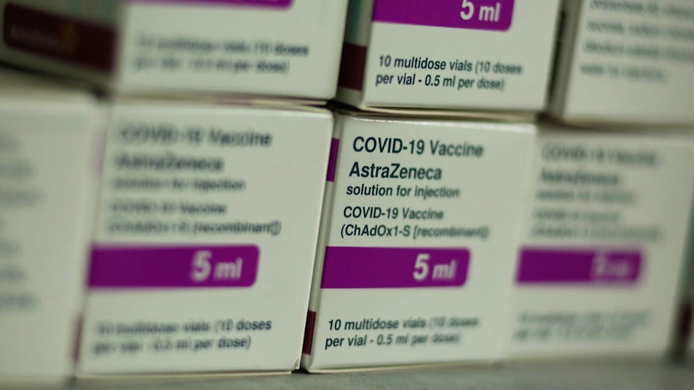 Verpackungen mit dem Corona-Impfstoff von AstraZeneca.