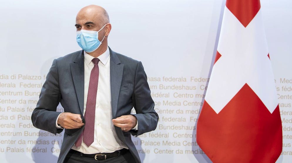 Bundesrat Alain Berset spricht an einer Medienkonferenz zu beschlossenen Massnahmen zur Covid 19 Pandmie, am Mittwoch, 14. April 2021, in Bern. (KEYSTONE/Peter Schneider)