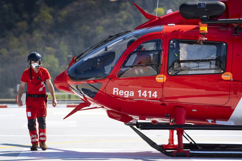 Rega emergency doctor and paramedic wearing protective face mask are pictured after loading a patient with COVID-19 into a Rega helicopter to transfer him to the CHUV, at the HRC Hospital (Hopital Riviera-Chablais Vaud-Valais) during the state of emergency of the coronavirus disease (COVID-19) outbreak, in Rennaz, Switzerland, Wednesday, April 8, 2020. Countries around the world are taking increased measures to stem the widespread of the SARS-CoV-2 coronavirus which causes the Covid-19 disease. (KEYSTONE/Laurent Gillieron)