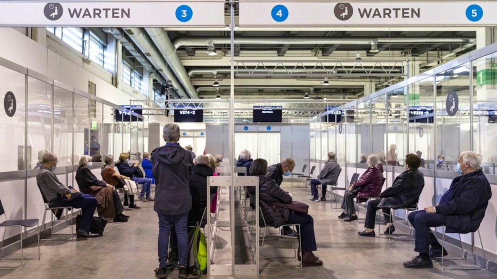 Menschen warten auf die Impfung im groessten Impfzentrum des Kantons Zuerich, dem Covid-19-Impfzentrum Messe Zuerich, am Dienstag, 6. April 2021. Das Impfzentrum nimmt am 6. April seinen Betrieb auf und pro Tag koennen auf 30 Impfstrassen bis zu 4000 Personen geimpft werden. (KEYSTONE/Alexandra Wey)