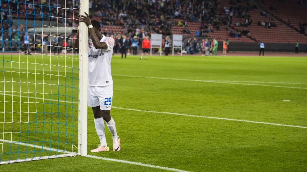 Zuerich's Sangone Sarr haengt enttaeuscht am Torpfosten am Super League Fussballspiel zwischen dem FC Zuerich und dem FC Vaduz im Letzigrund, aufgenommen am Mittwoch, 25. Mai 2016 in Zuerich. (KEYSTONE/Ennio Leanza)