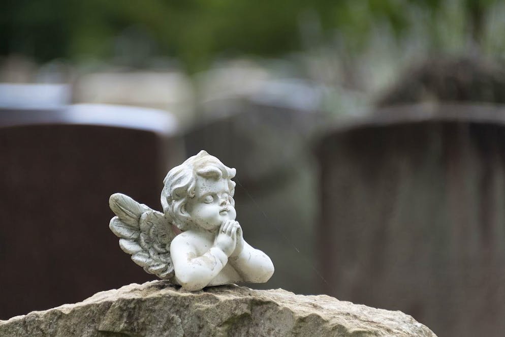 Eine Engelsfigur auf einem Grabstein auf dem Friedhof am Hoernli in Riehen am Montag, 24. Juli 2017. (KEYSTONE/Georgios Kefalas)