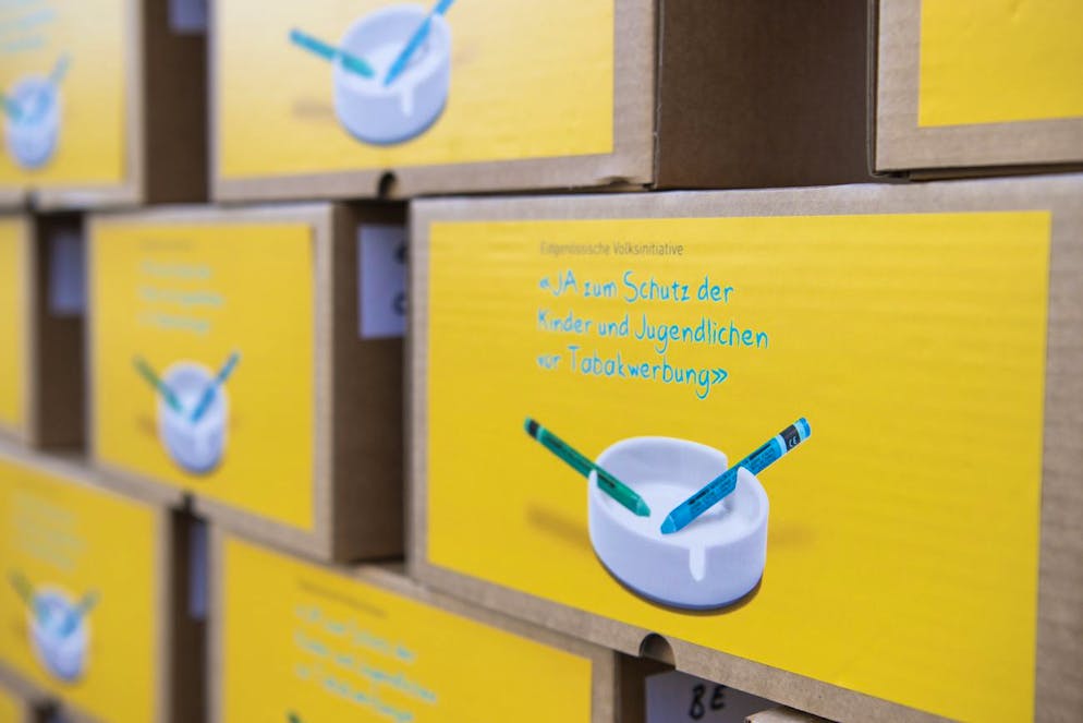 Des cartons de signatures s’empilent lorsque l’initiative «Oui à la protection des enfants et des adolescents contre la publicité du tabac» est déposée le jeudi 12 décembre. Septembre 2019, à Berne.