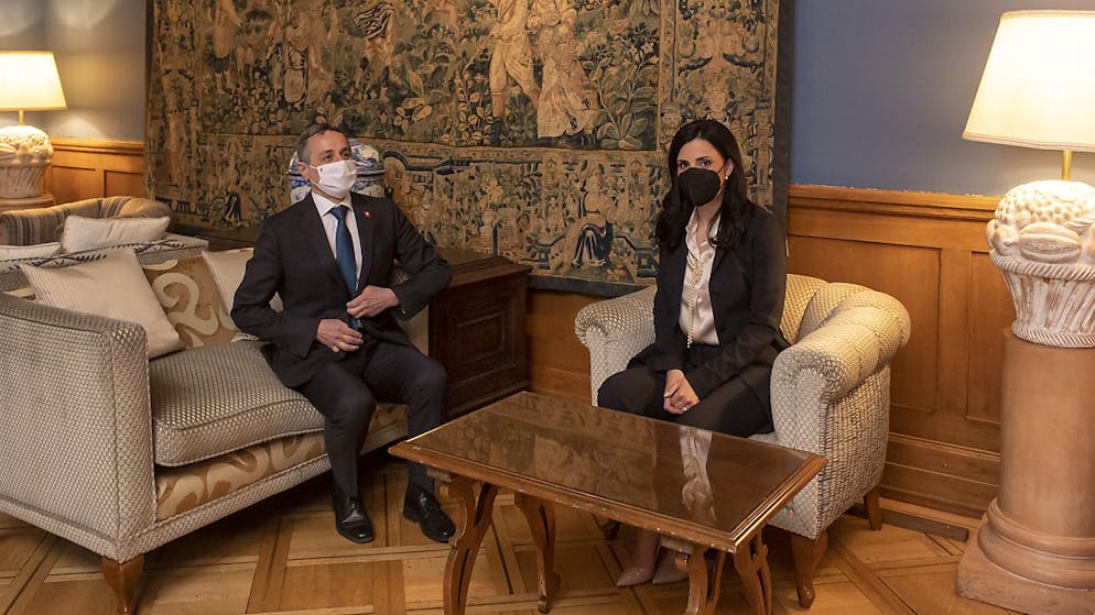 Bundesrat Ignazio Cassis hat sich am Donnerstag mit seiner liechtensteinischen Amtskollegin Dominique Hasler zu einem offiziellen Arbeitsbesuch in Lugano getroffen. Beide Länder wollen ihre Zusammenarbeit vertiefen.