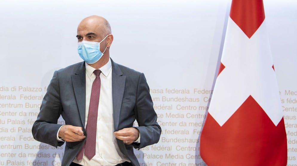 Bundesrat Alain Berset spricht an einer Medienkonferenz zu beschlossenen Massnahmen zur Covid 19 Pandmie, am Mittwoch, 14. April 2021, in Bern. (KEYSTONE/Peter Schneider)