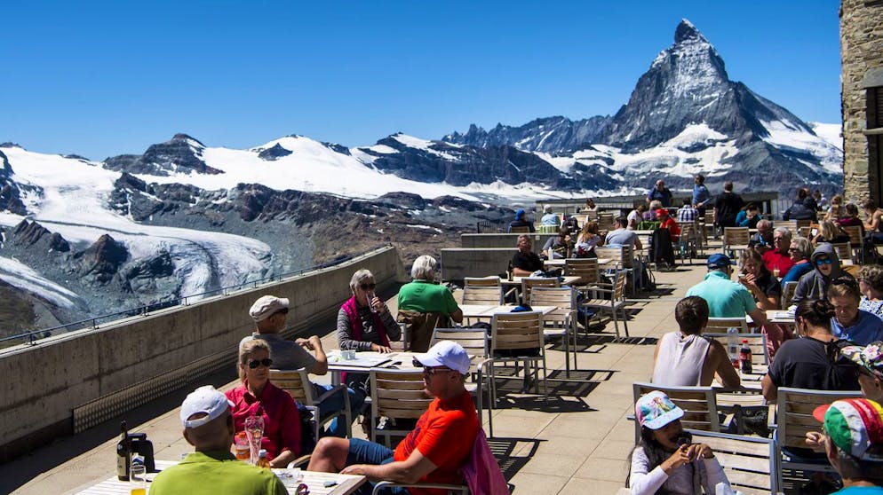 ARCHIVBILD ZUR GEPLANTEN WIEDEREROEFFNUNG VON RESTAURANTTERRASSEN AB DEM 23. MAERZ, AM FREITAG, 12. MAERZ 2021 - Des touristes profitent d'une terrasse depuis le Gornergrat en face du Cervin pendant la crise du Coronavirus (Covid-19) a l'occasion des vacances d'ete le mercredi 5 aout 2020 a Zermatt. (KEYSTONE/Jean-Christophe Bott)
