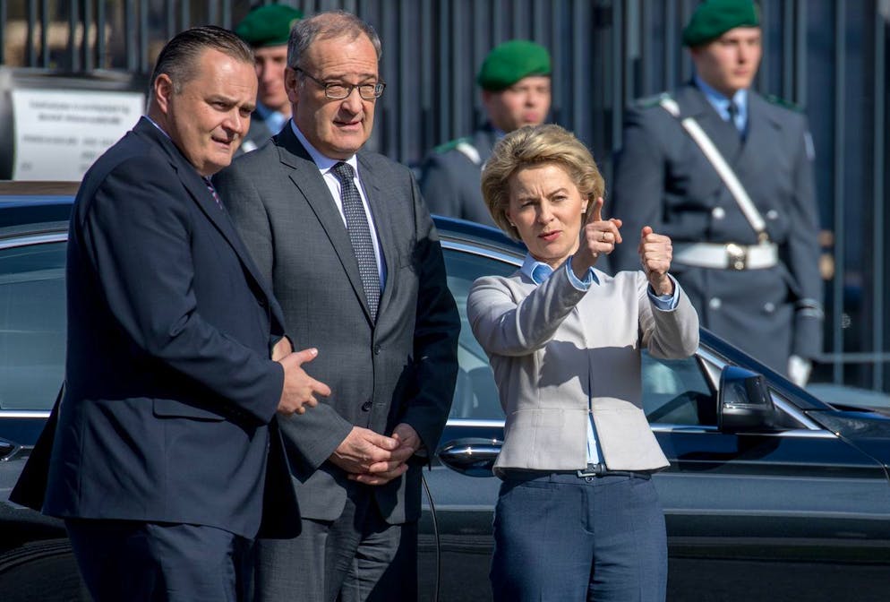 Verteidigungsministerin Ursula von der Leyen (CDU, r) empfängt ihre Amtskollegen Guy Parmelin (Schweiz, M) und Hans Peter Doskozil (Österreich) am 15.03.2017 in Berlin mit militärischen Ehren. (KEYSTONE/DPA/A4265/_Michael Kappeler)