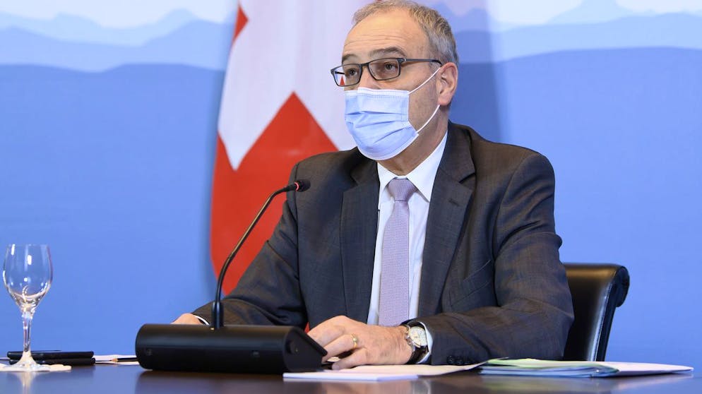 Bundespraesident Guy Parmelin spricht an einer Videokonferenz die Lieferung von Impfdosen und die laufende Impfkampagne zwischen Bundespraesident Guy Parmelin, Bundesrat Alain Berset und den Gesundheitsdirektorinnen und -direktoren der Kantone, Vertreterinnen und Vertreter der Science Task Force sowie der Impfstofflieferanten, am Donnerstag, 25. Maerz 2021 in Bern. (KEYSTONE/Anthony Anex)